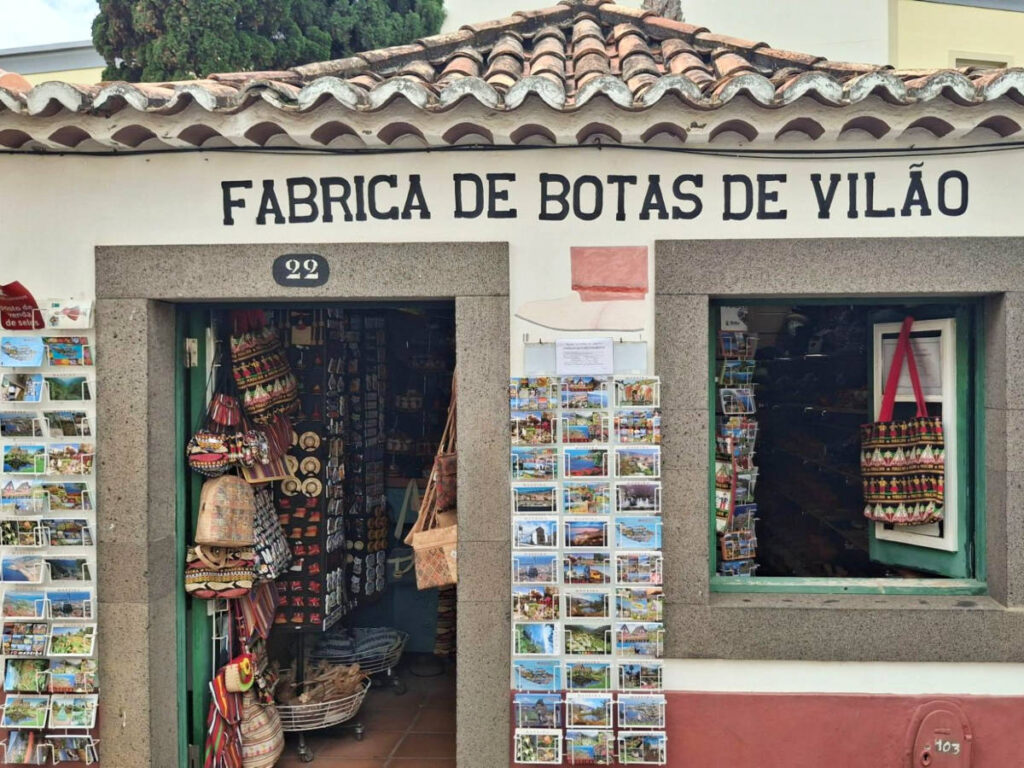 A small souvenir shop of Fábrica De Botas De Vilão from the outside at the Old Town