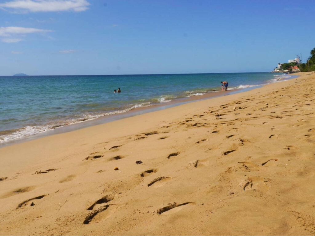 The families enjoying at Playa Los Almendros on a sunny day