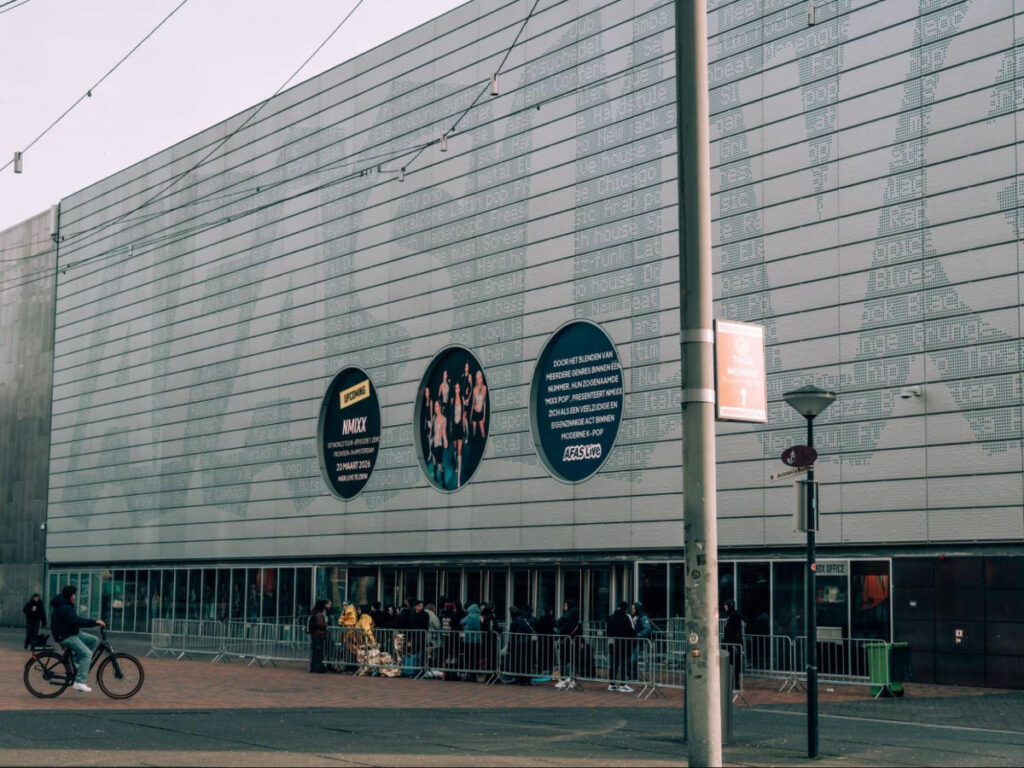 People lining up in front of AFAS Live