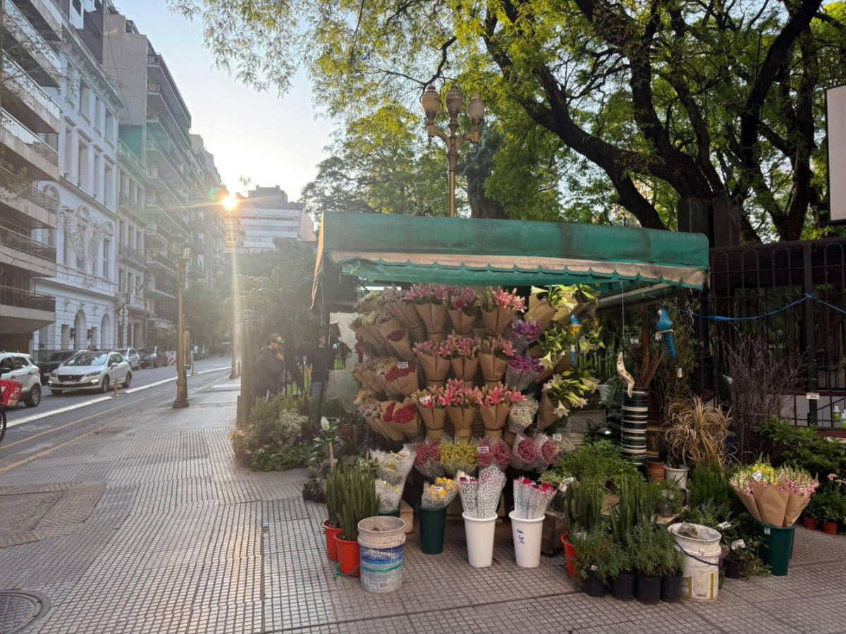 A small shop with bouquets of flowers displayed in Recoleta