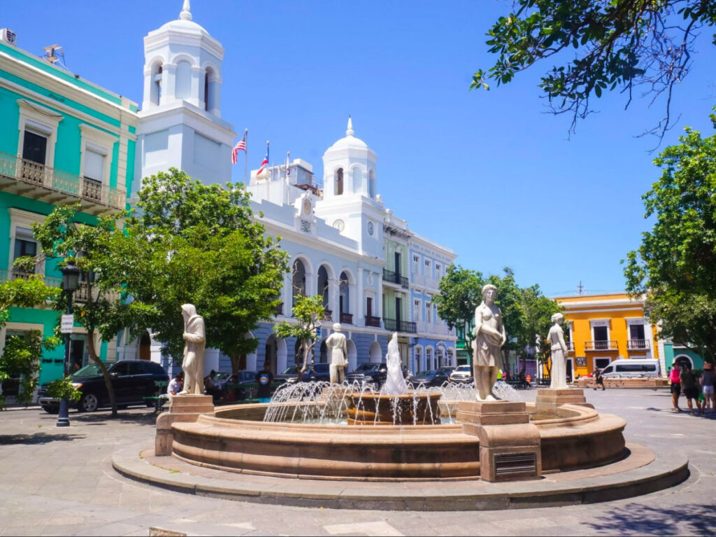 View of the fountain and buildings in Plaza de Armas
