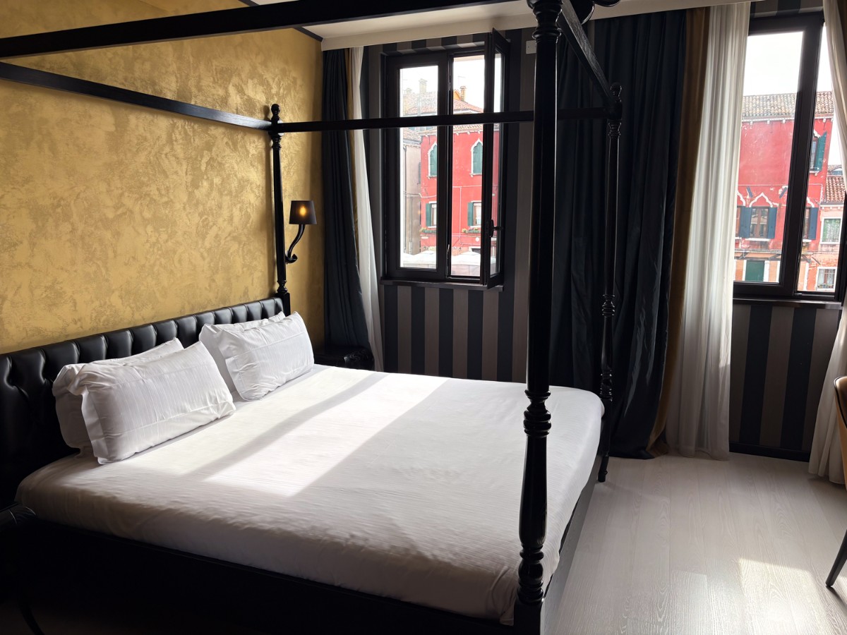 A Four-poster bed at Carnival Palace