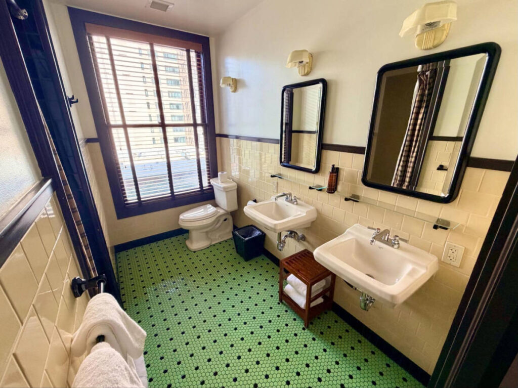 The spacious bathroom with green tiles in Freehand Hotel