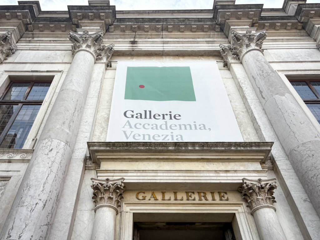 Perspective view of the signage at the entrance of Gallerie dell’Accademia
