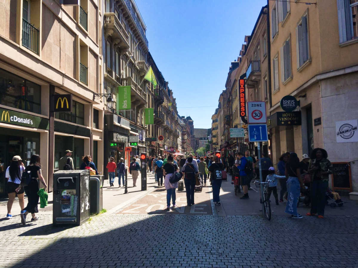 View of the crowd walking around the street in the Gare-Tribunal neighborhood