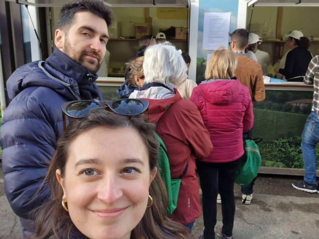 The author Giorgia Giustolisi and her boyfriend, waiting in line for food