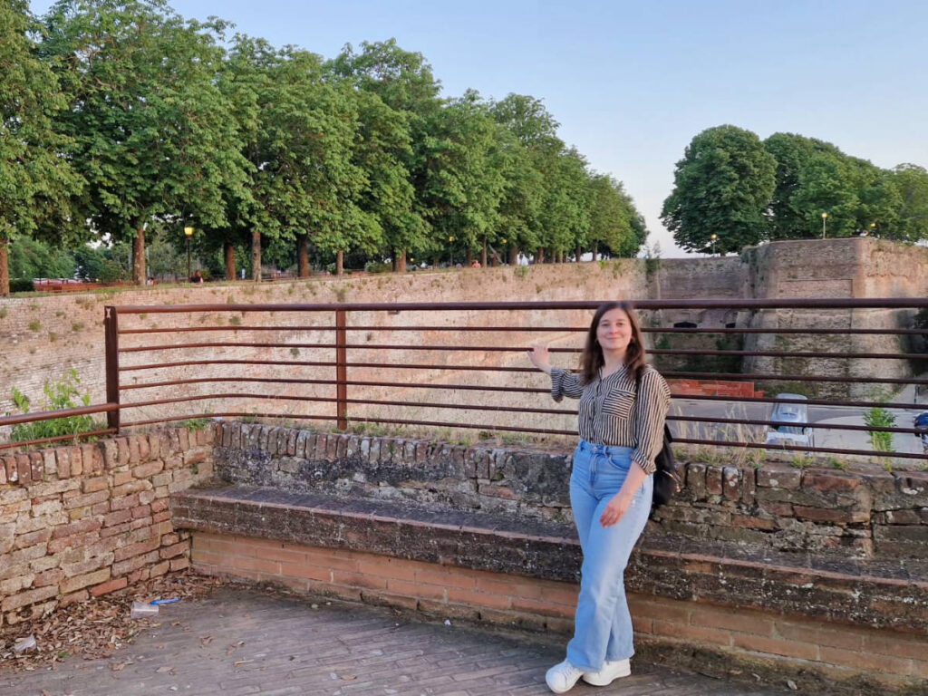 The author Giorgia Giustolisi, leaning on the railings in Medici Fortress