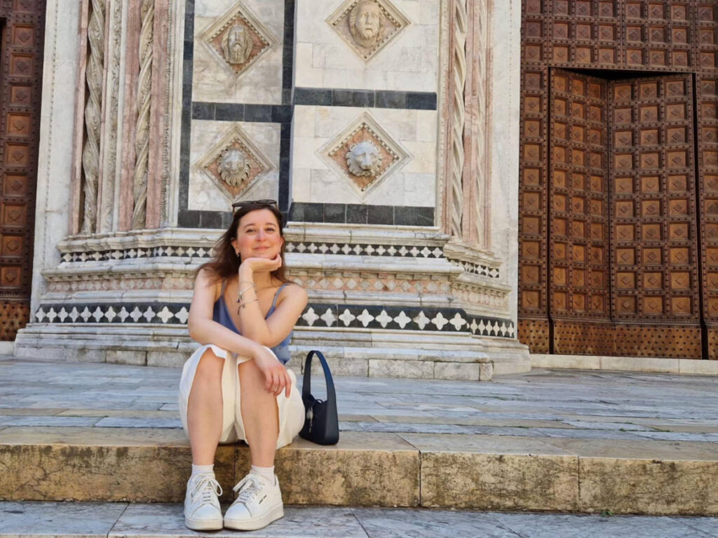 The author Giorgia Giustolisi, sitting in front of Battistero