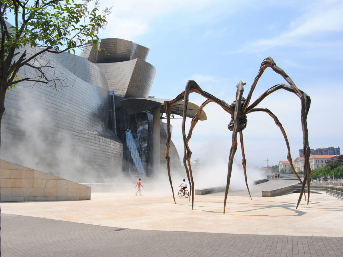 View of the Louise Bourgeois Maman sculpture and the Guggenheim Bilbao