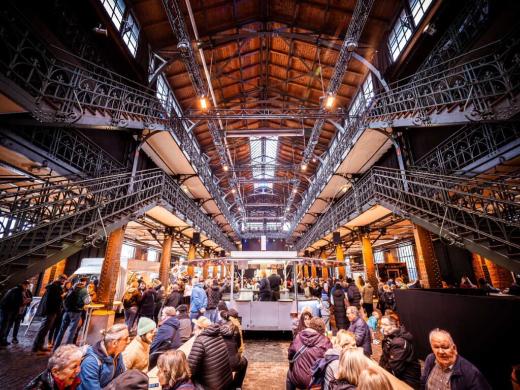People dining in the Fischmarkt