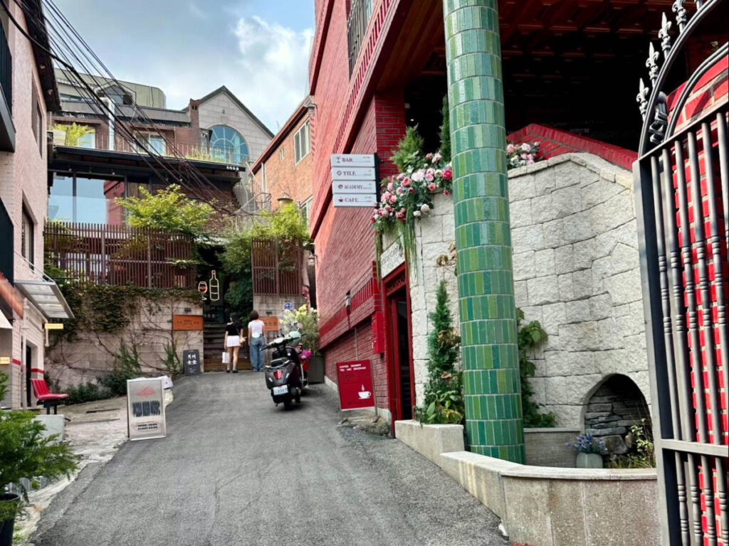 The peaceful alleyway of Hannam