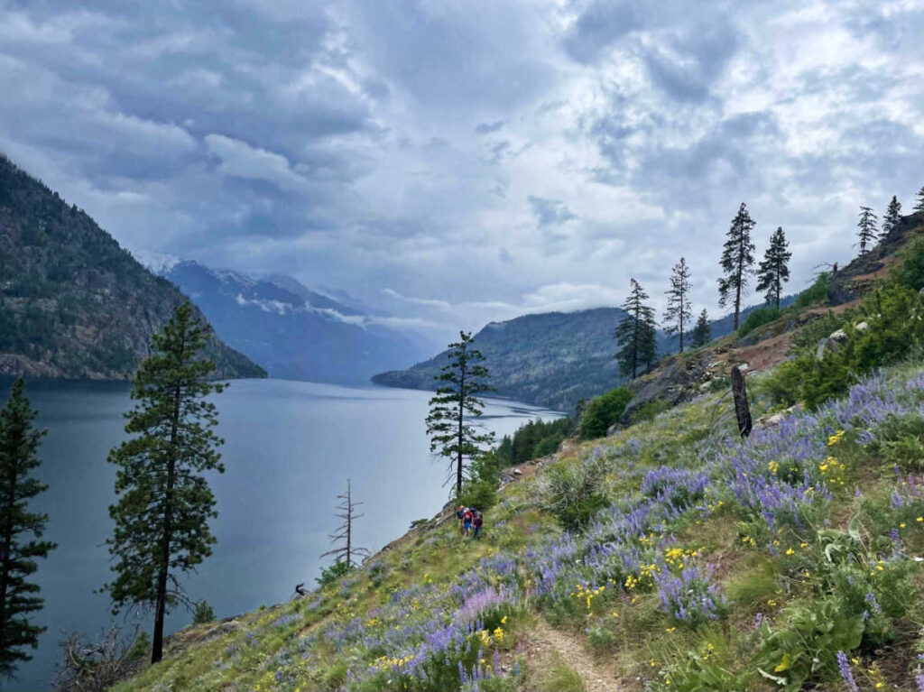 Scenic view of the backpackers on the trail overlooking the lake
