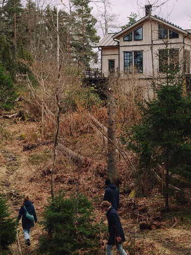 A group hiking to Tyresö Slott