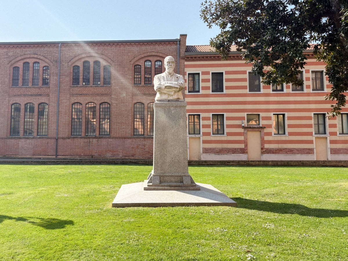 A statue in the middle of the courtyard in Hilton Molino Stucky