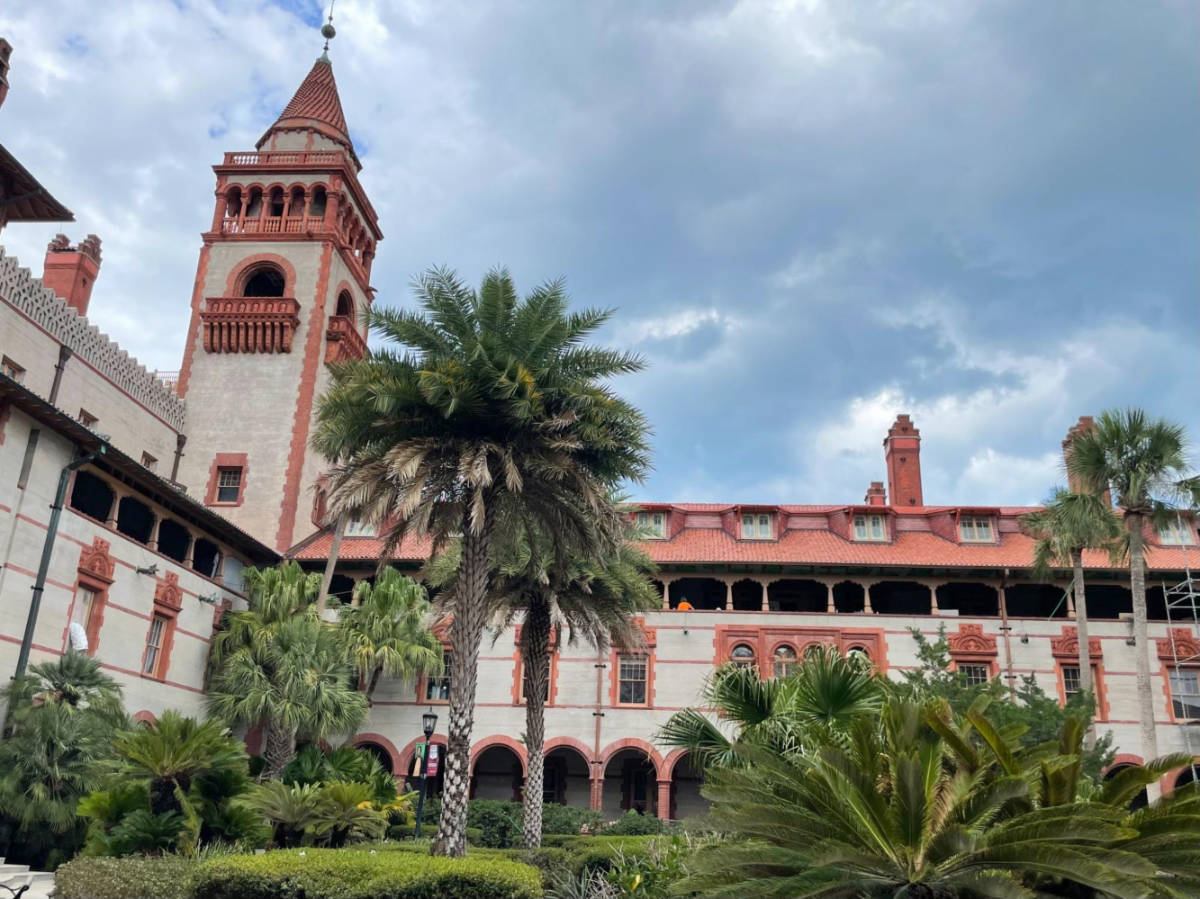 Perspective view of the Flagler College and the greenery around