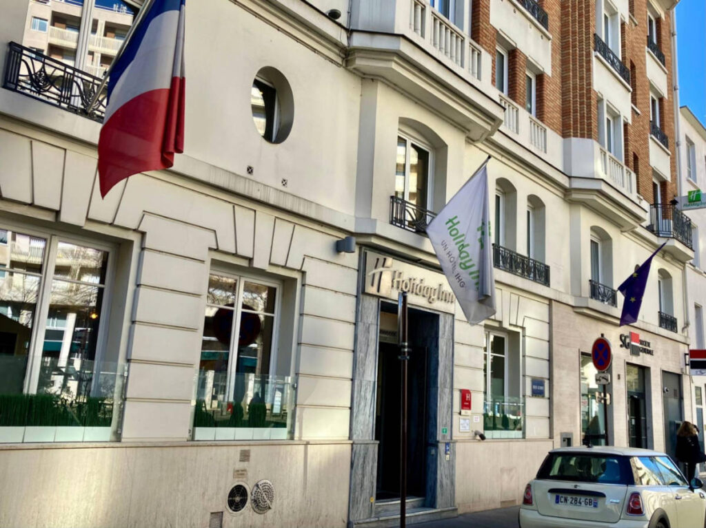 The flags outside the Holiday Inn - Paris Auteuil Exterior