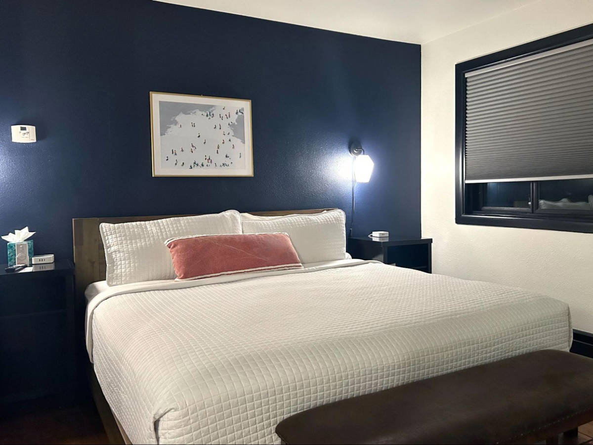 The huge and spacious bed in Hotel Frisco