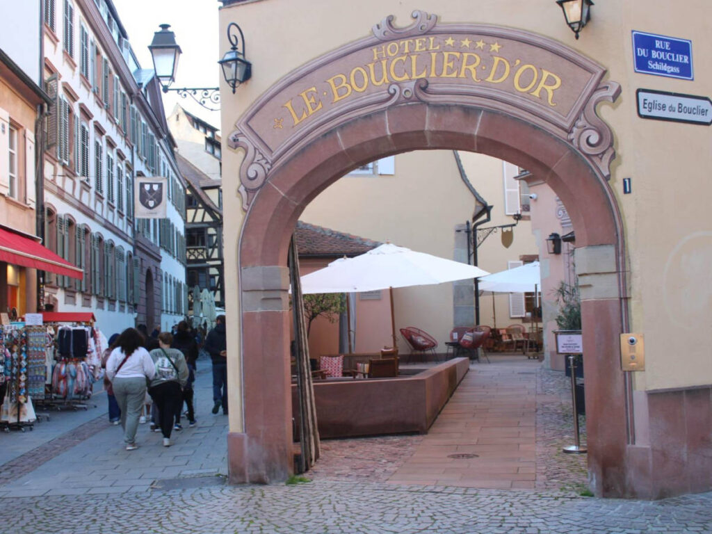 View of the entrance to Hotel Le Bouclier D’Or