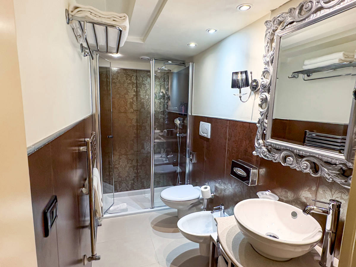 View of the spacious bathroom in Hotel Olimpia