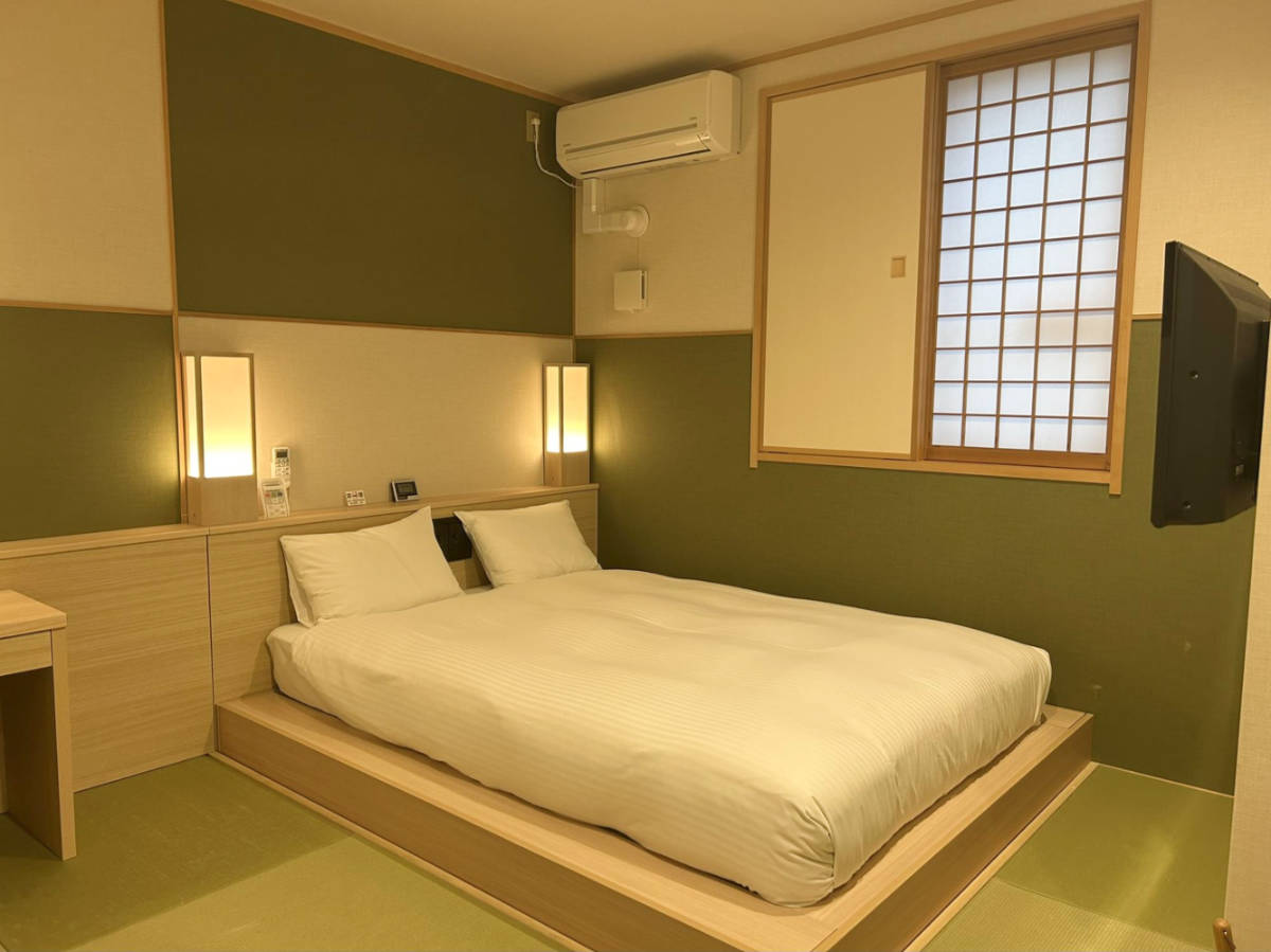 The bed inside the Waqoo Shitaderamachi room