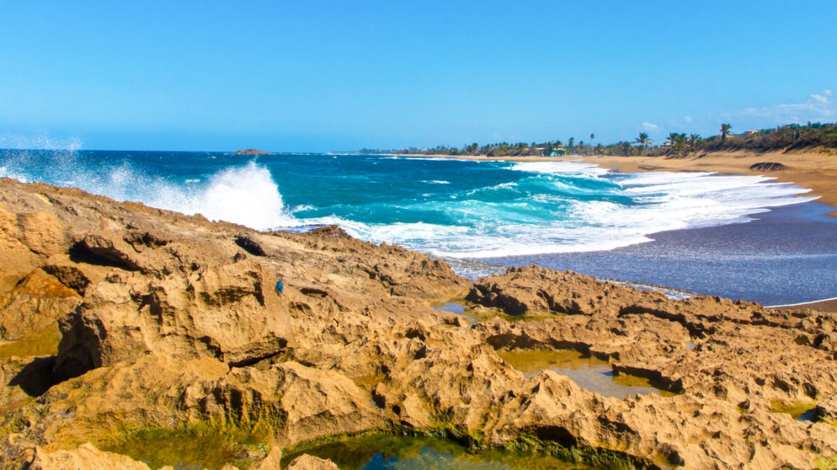 View of the waves crashing on the rock and shoreline in Camuy