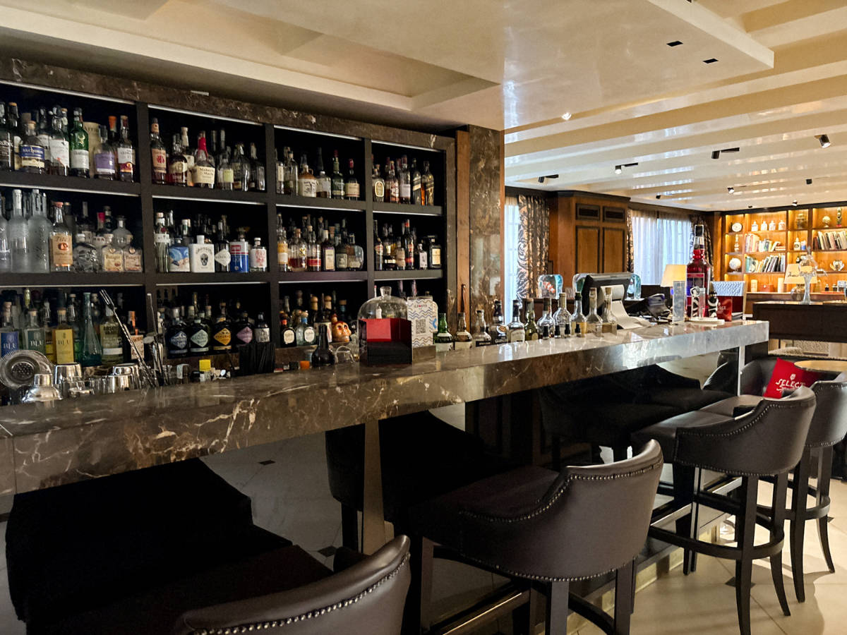 View of the alcoholic drinks at the bar counter in Il Porto Bar & Lounge