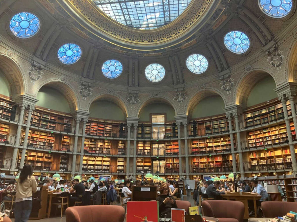 People inside the French National Library (BNF-Richelieu)