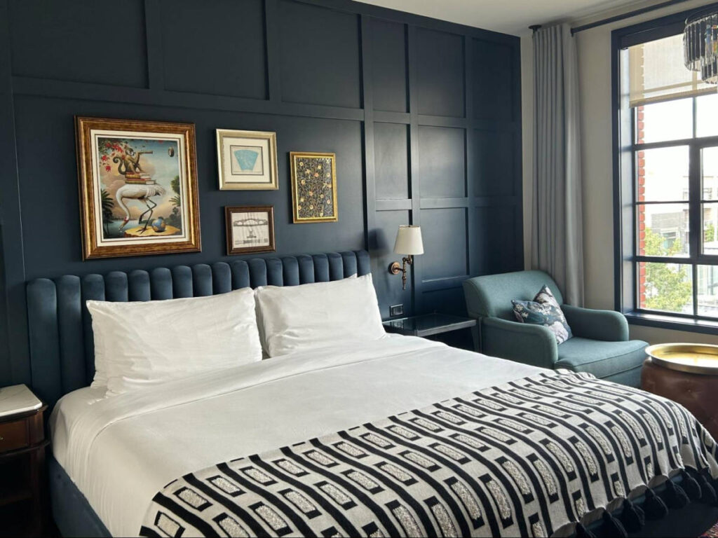 View of the interior and huge bed inside the room in The Ramble Hotel