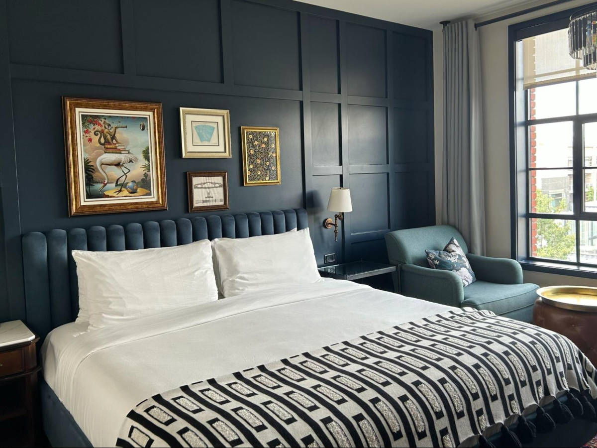 View of the interior and huge bed inside the room in The Ramble Hotel