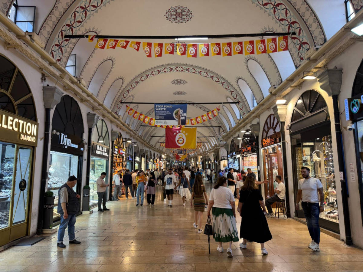 The crowd wandering inside the Grand Bazaar