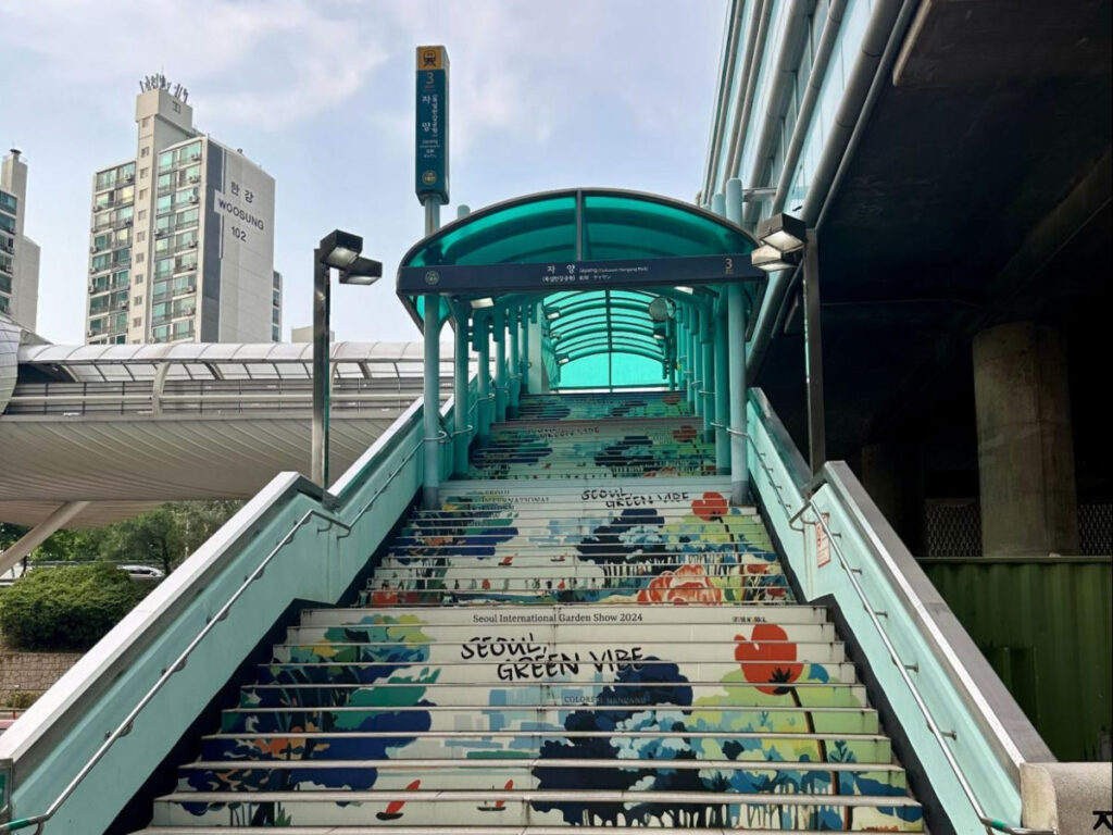 View of the stairs to enter Jayang station