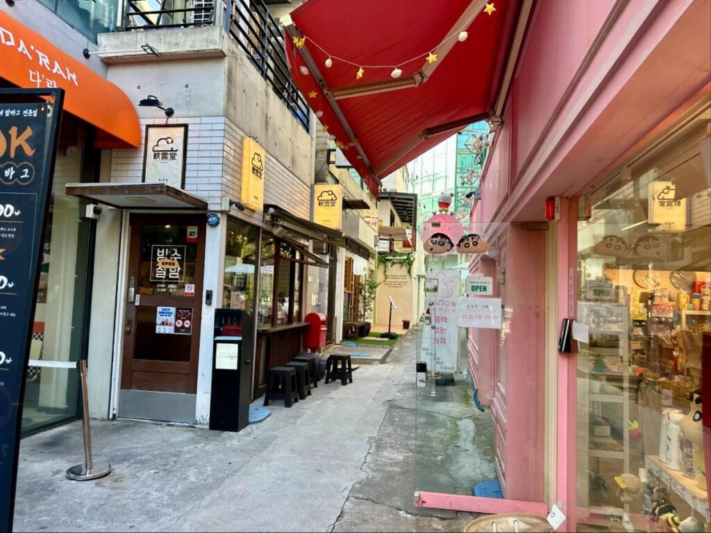 Gift shops and cafes in Jeonpo alleyways