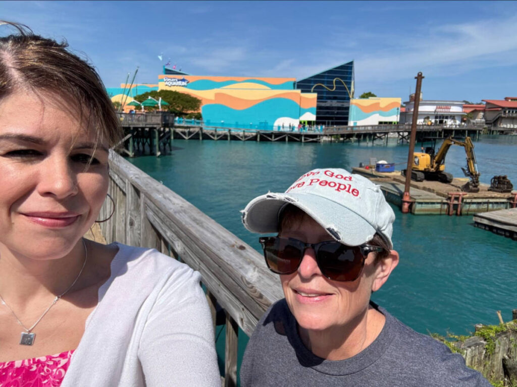 The author Karen Bock and her daughter Nichole in front of the Ripley’s Aquarium