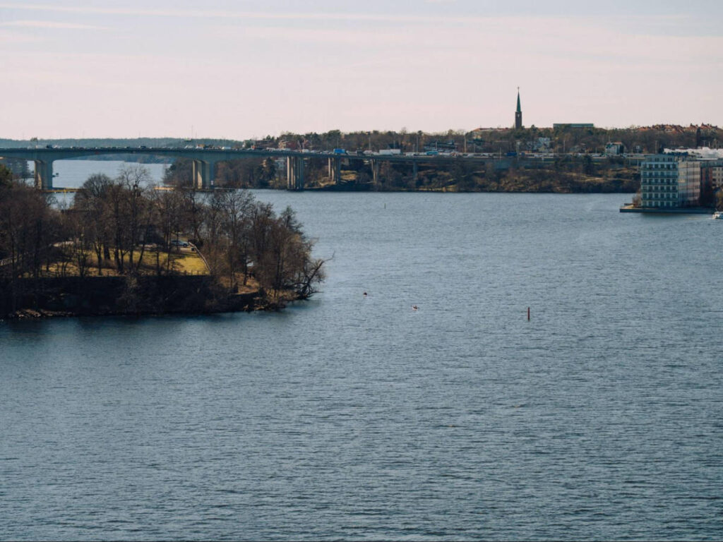 People kayaking around the island in Stockholm