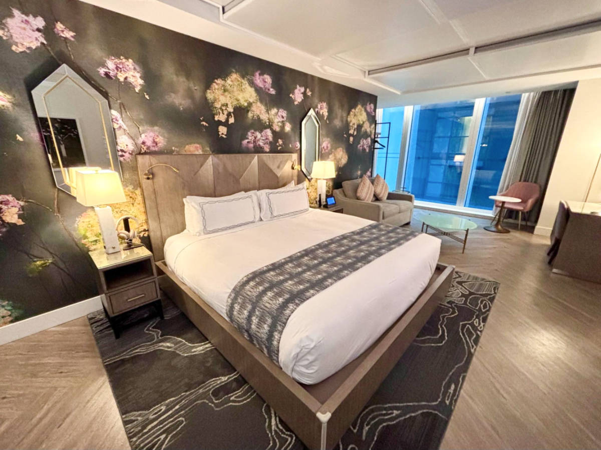 View of the king-sized bed and the interior of the room in EXchange Hotel