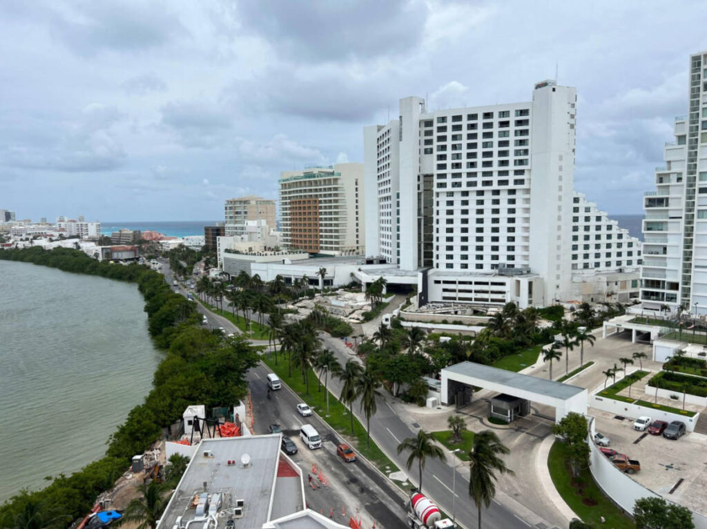 Overlooking view of the shops at the Kulkulcan boulevard