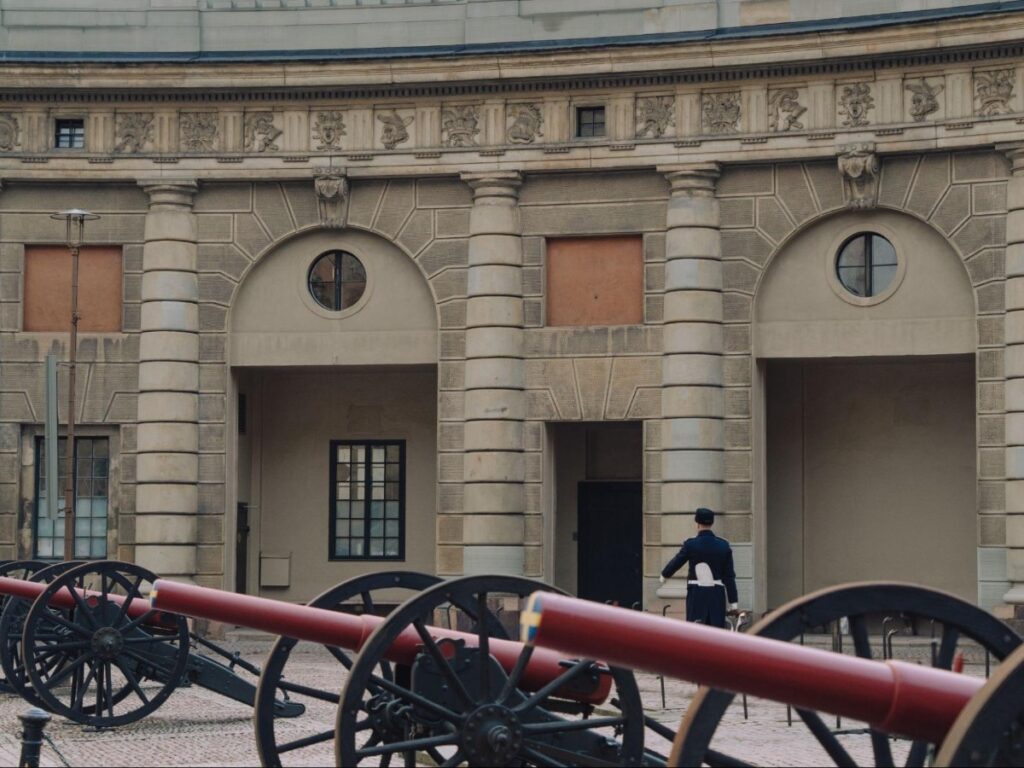 View of canons and a guard in front of the Kungliga Slottet