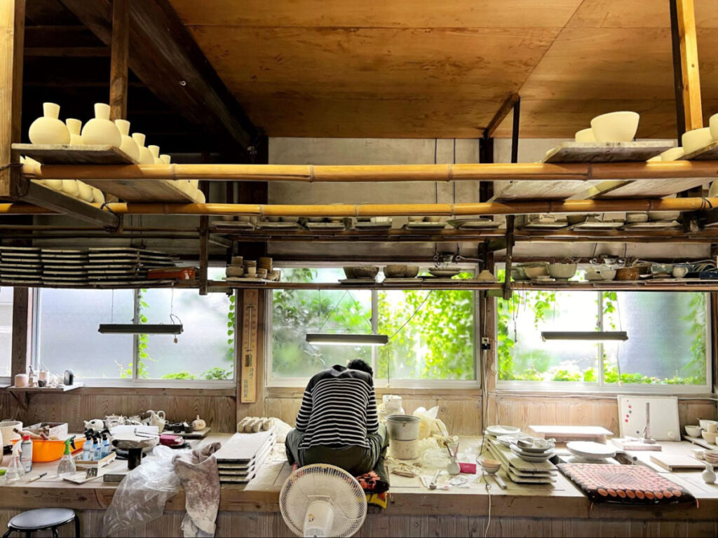 An artisan at work in Kutani Kosen Kiln
