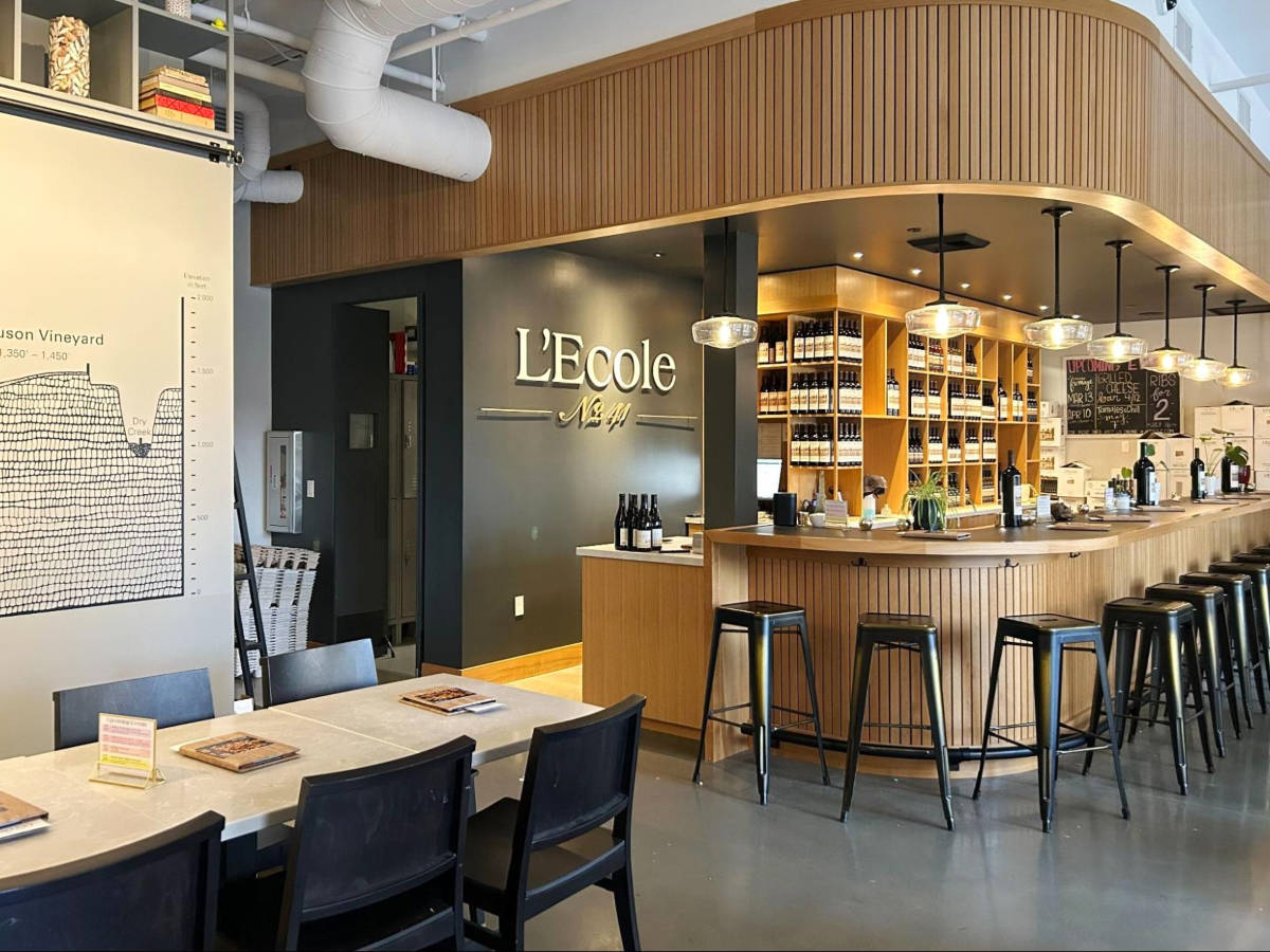 The cozy and modern interior of L’Ecole