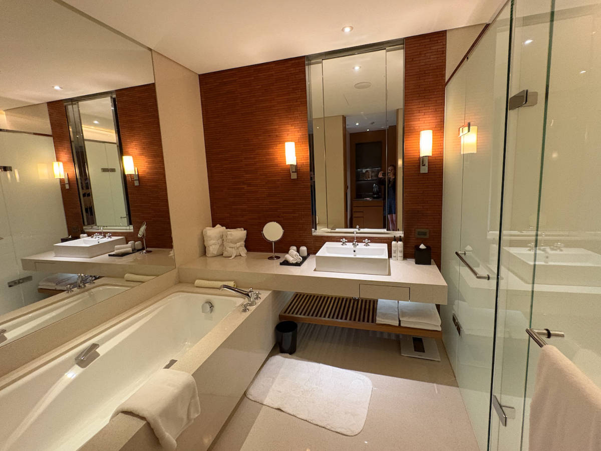The large bathroom space of the Deluxe King Room