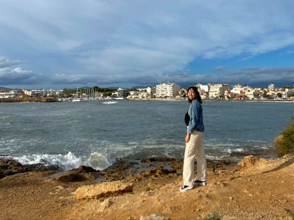 Author Lea Rose Allbaugh posing for a photo in Palma de Mallorca