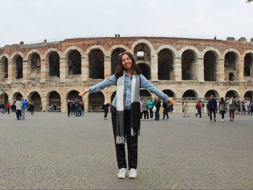The author Lea Rose posing in front of Arena di Verona