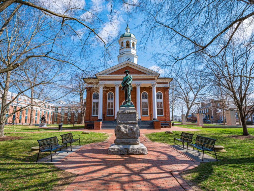 The Leesburg Courthouse building from the outside