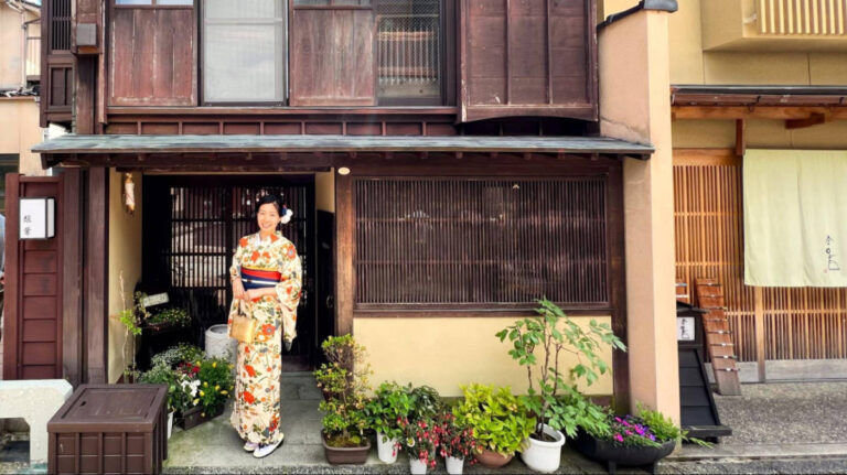 The author Lia Tee, wearing a kimono in Higashi Chaya District in Kanazawa