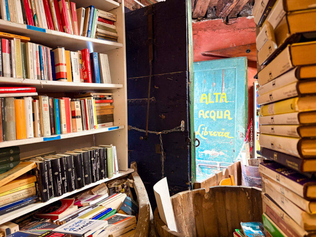 The books in Libreria Alta Acqua