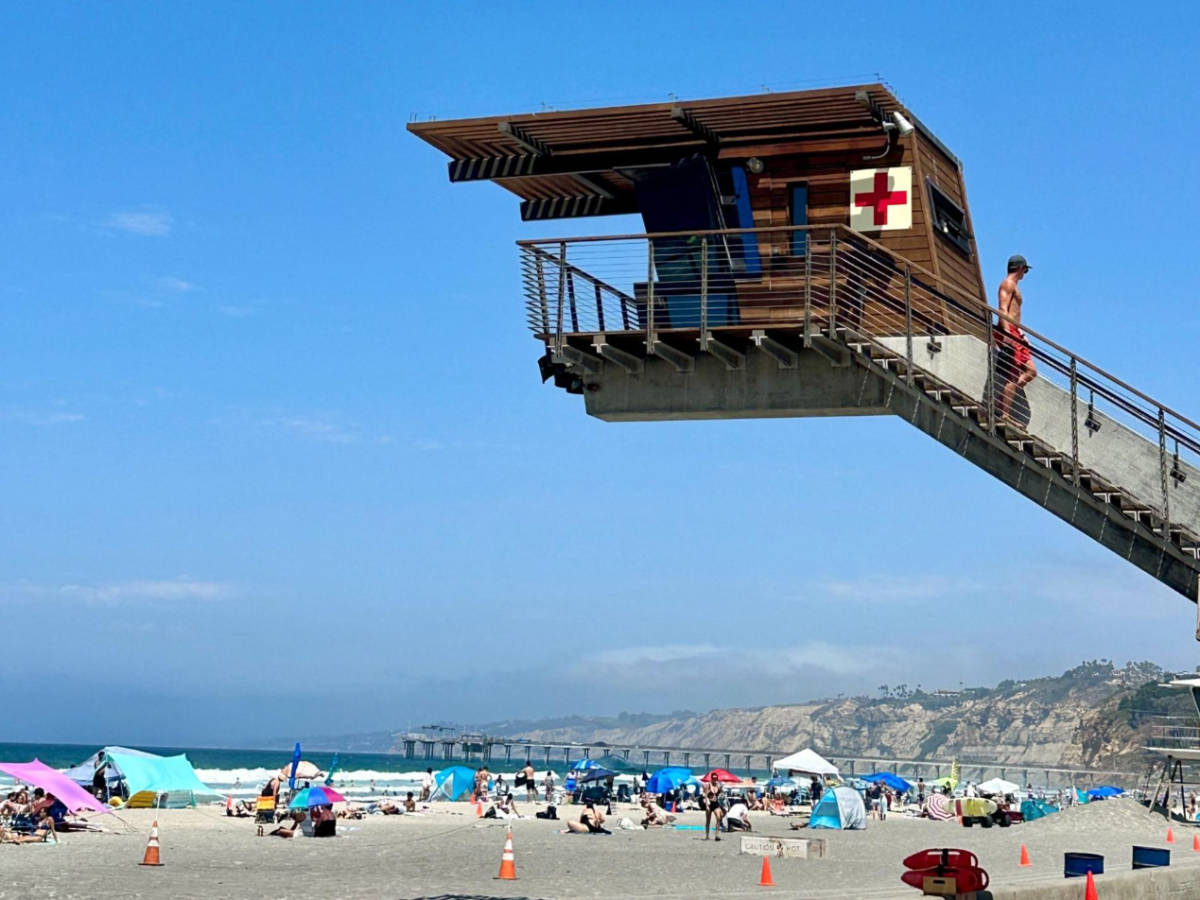View of the lifeguard tower and lots of beachgoers at La Jolla Shores
