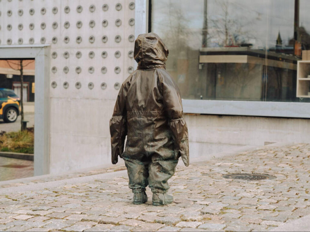 A statue outside Liljevalchs Konsthall