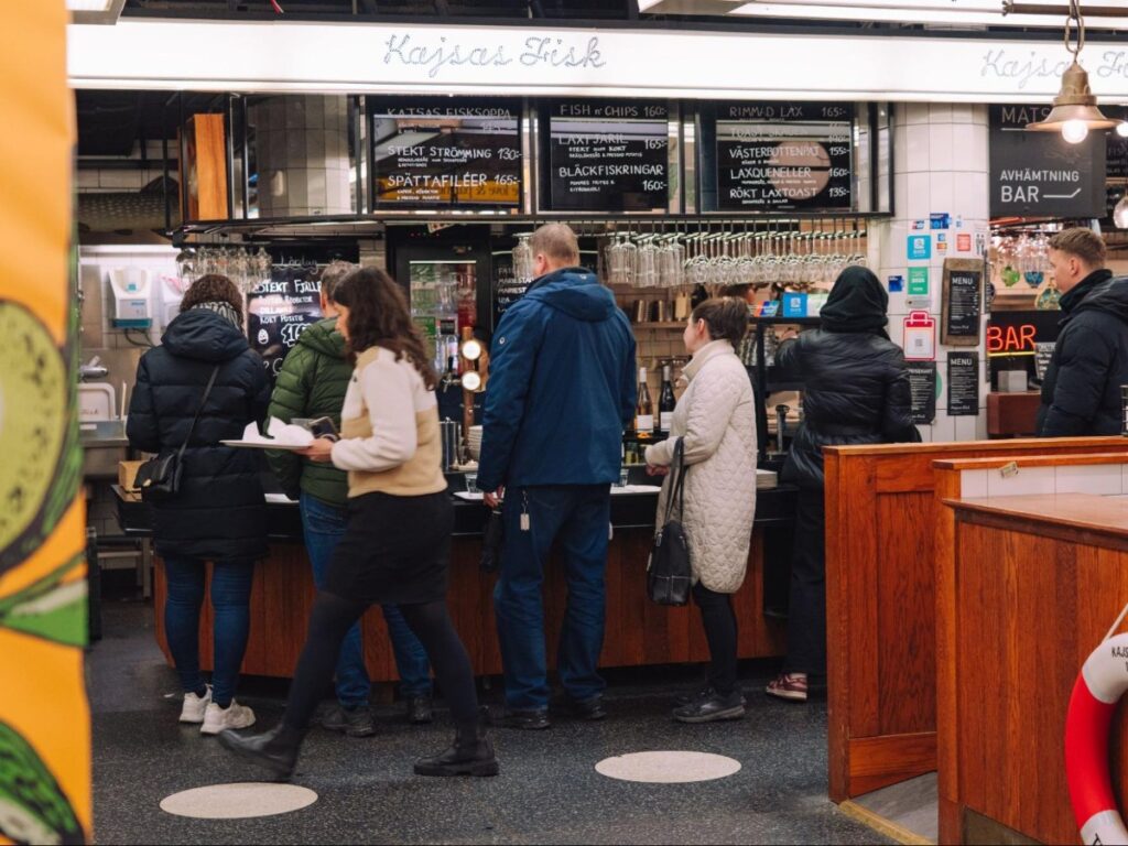 A line of people ordering at Kajsas Fisk