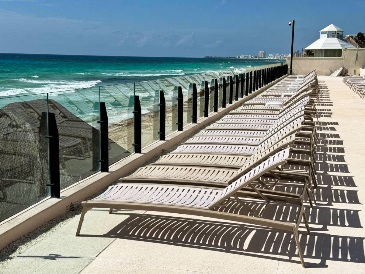 The lounge seats facing the beach