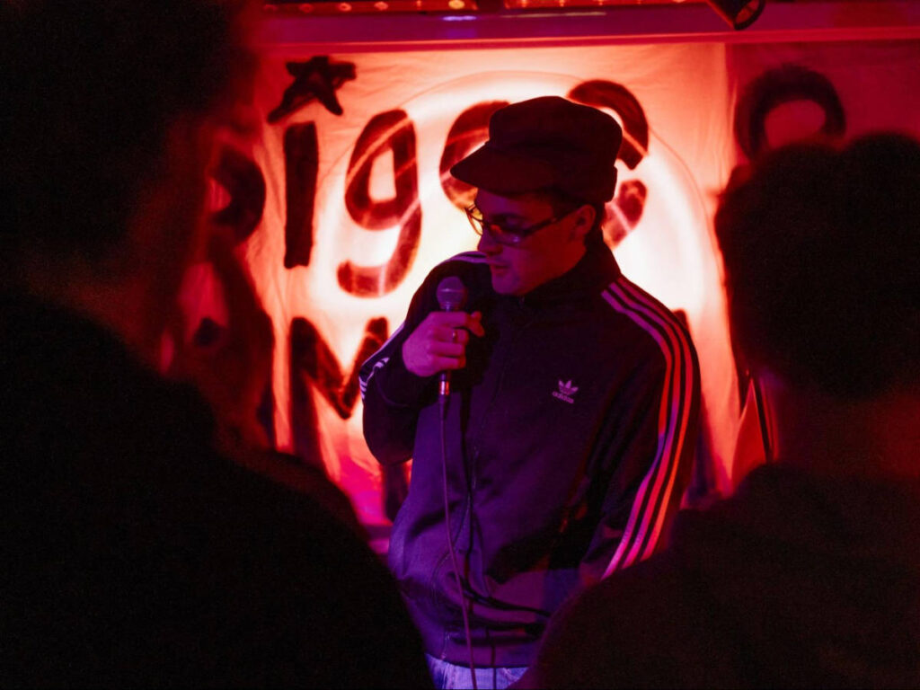 Sigge & Yam Standy performing on the stage at Lykke Live